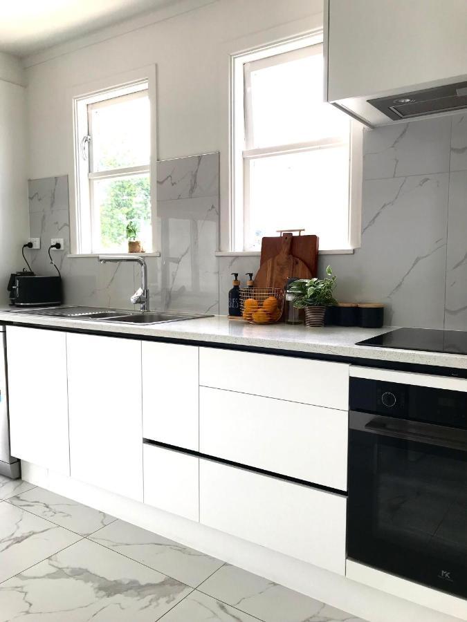 Bright & Comfy Stay In Newly Renovated Home With Parking Auckland Eksteriør billede