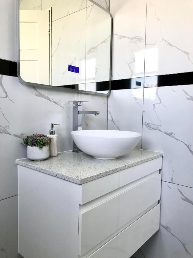 Bright & Comfy Stay In Newly Renovated Home With Parking Auckland Eksteriør billede
