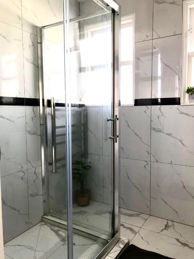 Bright & Comfy Stay In Newly Renovated Home With Parking Auckland Eksteriør billede